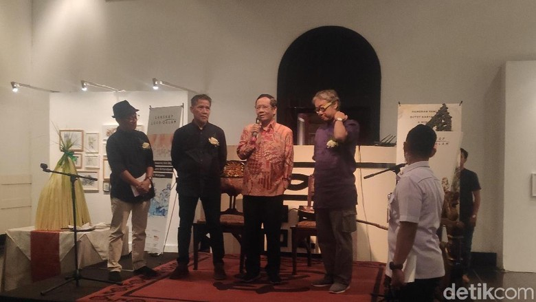 Buka Pameran Lukisan Butet-Widiyatno, Mahfud Singgung Bangsa yang Selalu Stres Buka Pameran Lukisan Butet-Widiyatno, Mahfud Singgung Bangsa yang Selalu Stres