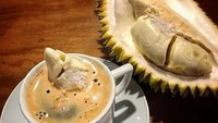 Suka durian atau kopi? Kalau suka keduanya, Anda bisa cicip kopi durian yang khas dari Lampung. Seduhan kopi robusta dicampur durian Lampung sehingga aromanya menyengat dengan cita rasa yang khas. Ada juga kopi durian dari Banyuwangi yang terkenal. Foto: Instagram thecoffeelifestyle