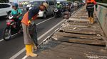 Potret Pekerja Percantik Trotoar Jalan Tomang Raya