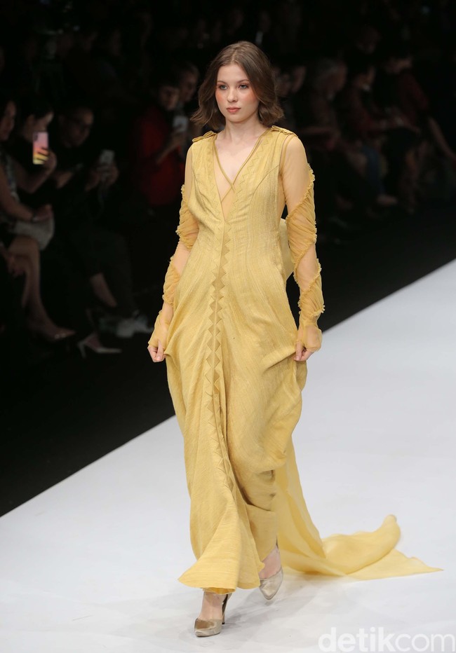 Desainer Jeffry Tan mempersembahkan koleksi terbarunya dalam tema Borderless di ajang Jakarta Fashion Week 2020, Senayan City, Jakarta. Senin [28/10/2019]. Foto: Rachman Haryanto/detikcom