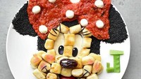 Minnie mouse yang menggemaskan ini akan membantu makan anak Anda lebih lahap, terbuah dari pasta gnocchi homemade dengan saus napolitan yang dibentu sebagai pita dan bajunya. Foto: Instagram @jacobs_food_diaries