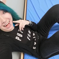 Wanita 24 tahun itu pun menjalani prosedur penggantian gigi yang menghabiskan biaya 430 poundsterling atau sekitar Rp itu. Setelah gigi taringnya yang mirip vampir dipasang permanen, Julia sangat menyukainya, meski akibat gigi barunya itu dia jadi susah makan. Foto: Instagram