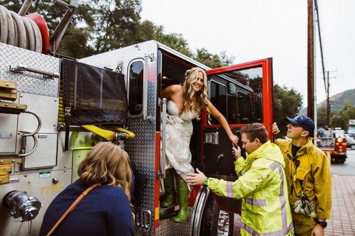 Terjebak macet, pengantin naik mobil Damkar ke tempat pernikahan. Foto: dok. Fotografer Amy Van Vlear Terjebak macet, pengantin naik mobil Damkar ke tempat pernikahan. Foto: dok. Fotografer Amy Van Vlear