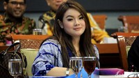 Anggota DPR RI termuda periode 2019-2024, Hillary Brigita Lasut, yang masuk dalam Komisi III DPR turut hadir dalam rapat tersebut.