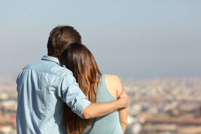 Suami dan istri Happy couple dating contemplating the city