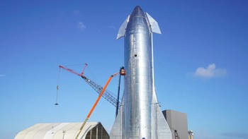 Meledaknya sebagian dari prototipe Starship itu terjadi saat SpaceX melakukan semacam pengujian tekanan terhadap roket tersebut. Foto: Darrell Etherington via Tech Crunch