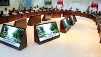 Sejumlah menteri terkait hadir di rapat terbatas yang membahas peringkat kemudahan berusaha (ease of doing business/EoDB) di Indonesia tersebut.