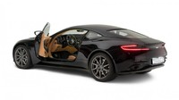 Jika bosan dengan bentuk mobil antipeluru yang modelnya SUV, mungkin Anda bisa memilih mobil cantik ini. Desain mobil mirip dengan mobil yang dipakai agen rahasia James Bond. Ya memang ini adalah mobil Aston Martin yang dimodifikasi menjadi antipeluru oleh perusahaan Jerman Trasco. Oleh Trasco, Aston Martin DB11 ini diberi teknologi antipeluru level 4. Itu artinya mobil bisa bertahan dari serangan senjata, car-jacking. Fitur-fitur antipelurunya membuat mobil lebih berat 150 kg. Foto: Top Gear