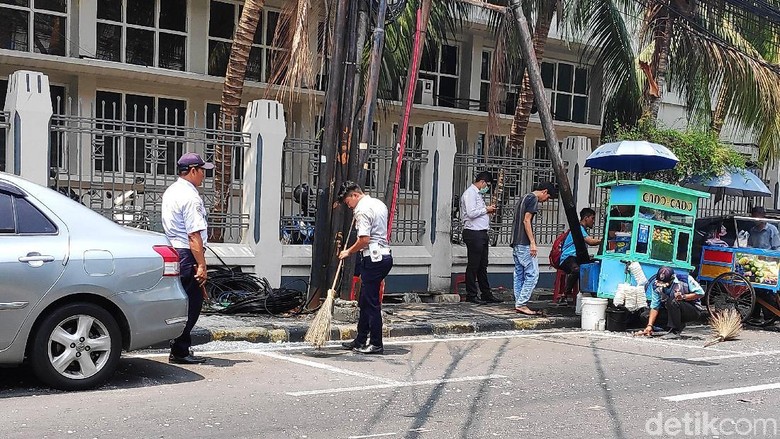 Marka Serobot Jalan Juanda Jakpus Sudah Dihapus, Mobil-Motor Masih Parkir Marka Serobot Jalan Juanda Jakpus Sudah Dihapus, Mobil-Motor Masih Parkir