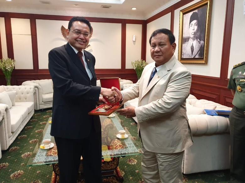 Menhan Prabowo Tertarik Beli Rudal dan Radar Swedia Menhan Prabowo Tertarik Beli Rudal dan Radar Swedia