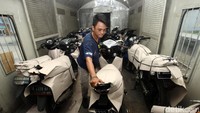 Pekerja saat merapikan sejumlah motor di dalam gerbong untuk dikirim ke sejumlah wilayah. Rifkianto Nugroho/detikcom.