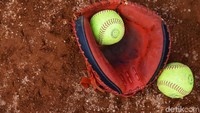Softball Indonesia pernah mencatatkan sejarah dengan menjadi juara pada SEA Games 1997 dengan dua medali emas. Terakhir, di SEA Games 2015, tim Merah Putih harus puas berada di posisi runner-up setelah dikalahkan Filipina di final.