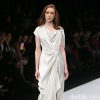 Desainer Jeffry Tan mempersembahkan koleksi terbarunya dalam tema Borderless di ajang Jakarta Fashion Week 2020, Senayan City, Jakarta. Senin [28/10/2019]. Foto: Rachman Haryanto/detikcom