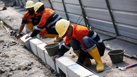 Gubernur DKI Jakarta Anies Baswedan mengaku sedang menggenjot pembangunan dan revitalisasi trotoar. Anies mengatakan hal itu dilakukan lantaran Jakarta menjadi salah satu kota dengan jumlah pejalan kaki terendah di dunia.