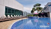 Dikenal sebagai bandara terbaik di dunia, Bandara Internasional Changi juga memiliki sejumlah fasilitas pendukung yang sangat ramah penumpang. Sebut saja taman kupu-kupu, sunflower garden dan lainnya. Selain itu ada kolam renangnya juga loh (Changi Airport)