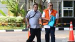 Senyum Bupati Nonaktif Muara Enim Saat Akan Diperiksa KPK