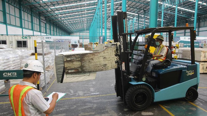 Pekerja beraktifitas di Pusat Logistik Berikat (PLB) di kawasan gudang PT Cipta Krida Bahari (CKB) Logistics, Osowilangun, Surabaya, Jawa Timur, Rabu (20/11/2019). CKB Logistics, anak usaha perusahaan energi terintegrasi PT ABM Investama Tbk telah menyelesaikan perluasan area gudang seluas 25 ribu m2 sehingga total kapasitas menjadi 55 ribu m2, termasuk 8.500 m2 fasilitas Pusat Logistik Berikat (PLB) untuk mengantisipasi pertumbuhan industri di kawasan Indonesia Timur. ANTARA FOTO/Moch Asim/