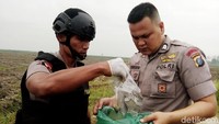 Proses distrakter bom ini dilakukan di areal perkebunan Jalan Sei Bederak, Desa Kelumpang, Kecamatan Hamparan Perak, Kabupaten Deli Serdang.