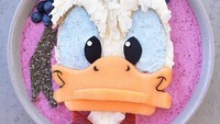 Siapa yang tak mengenal Donald Duck? karakter bebek lucu itu dihadirkan dalam sajian smoothie bowl yang terbuat dari blueberry, stroberi, kelapa, melon kuning, dan biji selasih. Foto: Instagram @jacobs_food_diaries