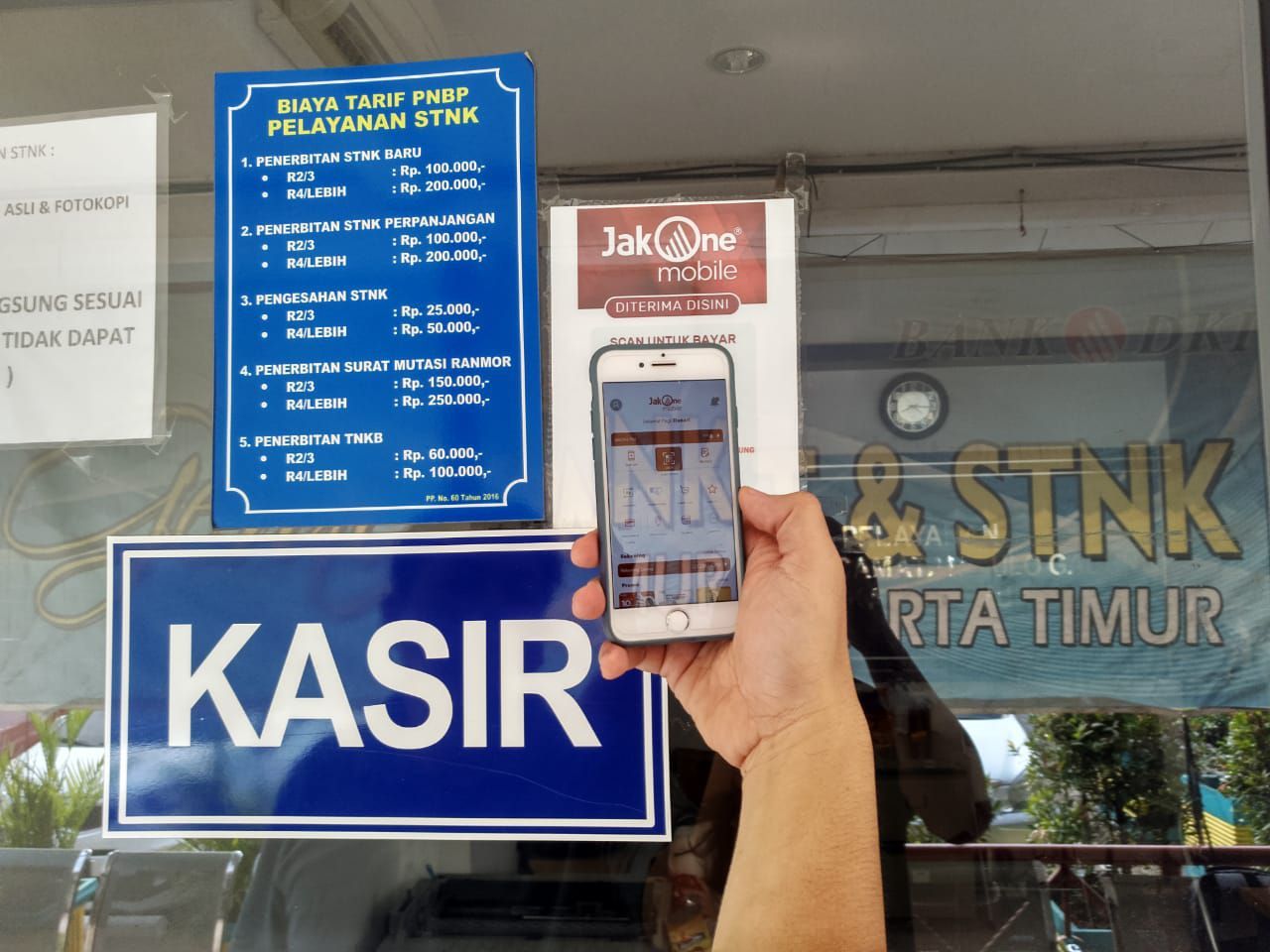 Salah satu Wajib Pajak sedang melakukan transaksi pembayaran Pajak Kendaraan Bermotor (PKB) menggunakan JakOne Mobile di Jakarta, (21/11). Untuk memaksimalkan kemudahan bagi Wajib Pajak, Bank DKI menyediakan aplikasi layanan keuangan JakOne Mobile sebagai solusi praktis untuk pembayaran PKB kapanpun dan dimanapun. Wajib pajak hanya perlu memasukkan nomor polisi kendaraan yang akan dibayar melalui JakOne Mobile.