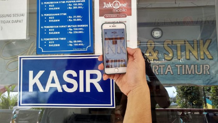 Salah satu Wajib Pajak sedang melakukan transaksi pembayaran Pajak Kendaraan Bermotor (PKB) menggunakan JakOne Mobile di Jakarta, (21/11). Untuk memaksimalkan kemudahan bagi Wajib Pajak, Bank DKI menyediakan aplikasi layanan keuangan JakOne Mobile sebagai solusi praktis untuk pembayaran PKB kapanpun dan dimanapun. Wajib pajak hanya perlu memasukkan nomor polisi kendaraan yang akan dibayar melalui JakOne Mobile.