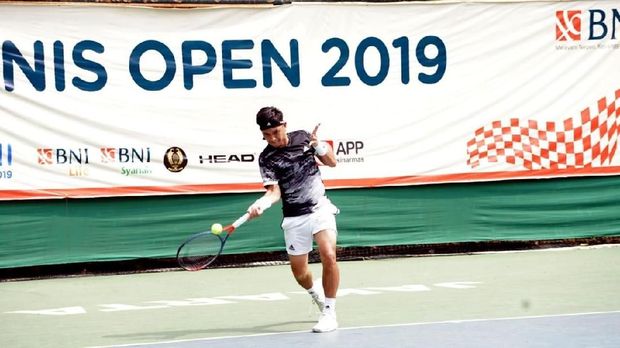 Aksi Petenis Pelatnas Putra Indonesia Christopher Rungkat di semi final BNI Tennis Open 2019