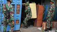 Warga yang tinggal di perumahan Cijantung Sederhana merupakan keluarga dari Puranawirawan TNI, dan mereka mendapatkan rumah tersebut dari hasil potongan gaji orang tua mereka yang dahulu bekerja sebagai anggota TNI.