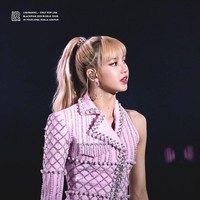 Salah satu kostum tercantik Blackpink selama rangkaian konsernya adalah setelan jas berwarna pink muda berhiaskan mutiara yang dibuat feminin sekaligus edgy dan seksi. Foto: Dok. Instagram