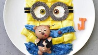 Karakter Minion yang lucu ini adalah perpaduan antara pasta, saus carbonara yang diwarnai biru untuk pakaiannya. serta jamur dan roti tortilla. Foto: Instagram @jacobs_food_diaries