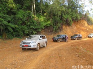 Gubernur Sulsel Offroad Cek Proyek Jalan Bua-Rantepao