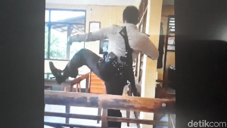 Posting Video Polisi Jaga Bersenjata Menari Jawa, GKR Hayu: Maturnuwun Posting Video Polisi Jaga Bersenjata Menari Jawa, GKR Hayu: Maturnuwun
