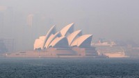 Meluasnya titik api membuat kebakaran hutan yang terjadi di sejumlah wilayah di Australia tersebut kini menghadapi tingkat bahaya bencana. Sejumlah petugas pun dikerahkan untuk memadamkan kebakaran hutan yang terjadi di sebagian wilayah Australia tersebut. Cassie Trotter/Getty Images.