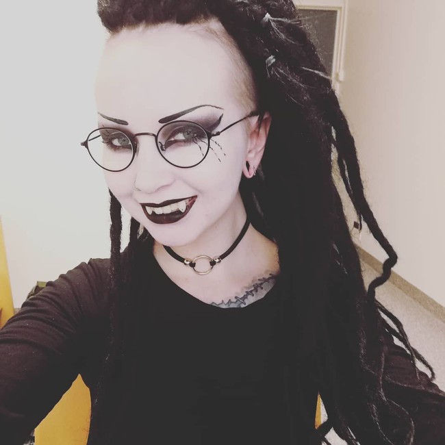 Mirip vampir, Julia mengaku suka minum darah. Namun tentu saja dia tidak pernah menggigit dirinya sendiri atau orang lain demi mendapatkan darah. Kalaupun iya, dia hanya menyedot darah yang sudah muncul akibat dia terluka misalnya. Foto: Instagram