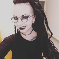 Mirip vampir, Julia mengaku suka minum darah. Namun tentu saja dia tidak pernah menggigit dirinya sendiri atau orang lain demi mendapatkan darah. Kalaupun iya, dia hanya menyedot darah yang sudah muncul akibat dia terluka misalnya. Foto: Instagram