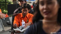 Kepada penyidik, Findra mengaku tidak mengenal seluruh korbannya dan memilih secara acak.