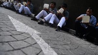 Kantor Kementerian Kelautan dan Perikanan juga menggelar acara makan ikan bersama yang diikuti sejumlah pelajar. ANTARA FOTO/Sigid Kurniawan.