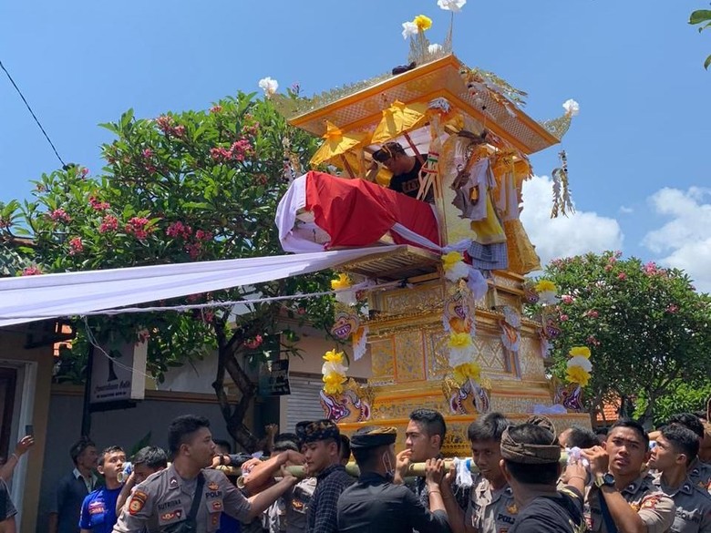 Keluarga Gelar Ngaben untuk Polisi yang Tewas Saat Patroli di Bali Keluarga Gelar Ngaben untuk Polisi yang Tewas Saat Patroli di Bali