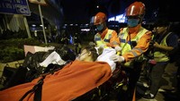 Namun, sejak beberapa hari lalu, ada pula demonstran yang akhirnya menyerah karena kondisi kesehatan yang terus menurun akibat bertahan di dalam kampus dengan persediaan makanan maupun obat-obatan yang kian menipis. Achmad Ibrahim/AP Photo.