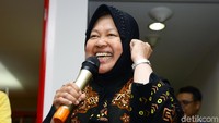 Dalam kesempatan tersebut Risma menularkan semangat kepada sejumlah karyawan di markas detikcom.