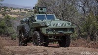 Marauder buatan Paramount Group mungkin menjadi pilihan yang paling populer. Dibuat di Afrika Selatan, kendaraan dengan spek militer ini bisa melindungi penumpangnya dari berbagai serangan musuh. Mobil bisa bertahan dari serangan senapan mesin, peluncur roket, atau ranjau anti tank dan bom TNT 8 kg. Foto: Marauder
