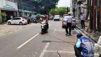 Proses penghapusan sudah berlangsung sejak semalam. Hari ini, sejumlah petugas masih membersihkan marka parkir berwarna putih itu. (Matius Alfons/detikcom)