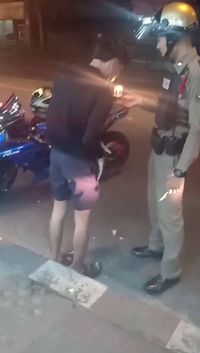 Tak Jadi Ditilang, Remaja Galau Ini Diberi Kue Ulang Tahun Oleh Polisi