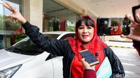 Kader PDIP Dewi Ambarwati alias Dewi Tanjung berencana melaporkan balik tetangga Novel Baswedan, Yasri Yudha.