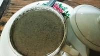 Tulungagung, Jawa Timur menawarkan kopi ijo yang warnanya memang sedikit hijau. Diracik dari kopi bubuk sangrai yang jika diseduh berwarna hijau kehitaman. Merek terpopuler kopi ijo di sana adalah Kopi Bubuk Waris. Foto: Super Adventure