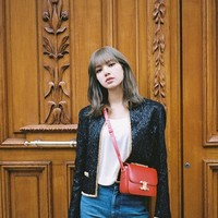 Selain itu, Lisa dianggap meningkatkan penjualan tas Celine Triomphe sebanyak 66% setelah beberapa kali terlihat mengenakannya. Ketika menghadiri Paris Fashion Week, wanita asal Thailand itu tampak memadukannya dengan jaket navy dan celana jeans. Foto: Instagram @lalalalisa_m