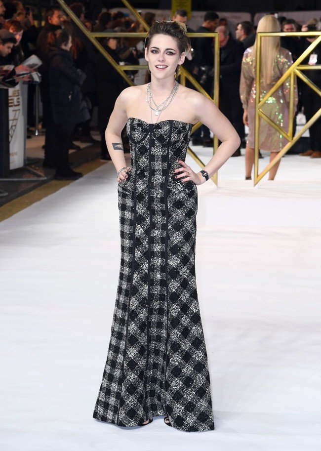 Kristen sendiri muncul dalam balutan gaun strapless gelap bermotif kotak-kotak rancangan Thom Brown. Gaun dari koleksi Resort 2019 itu hadir dengan pinggul dekonstruktif sebagai aksen. (Foto: Gareth Cattermole/Getty Images)