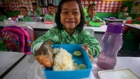 Siswa menunjukkan bekal ikan miliknya di SDN Tanah Tinggi 1, Kota Tangerang, Banten, Kamis (21/11/2019). Kegiatan makan ikan bersama tersebut guna memperingati Hari Ikan Nasional sekaligus kampanye gemar makan ikan kepada siswa. ANTARA FOTO/Fauzan.
