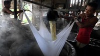 Penggunaan sampah plastik sebagai bahan bakar pembuatan tahu ini menyedot perhatian publik.