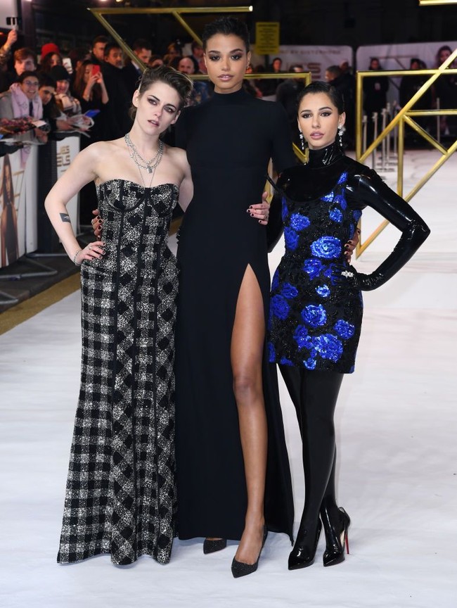 Giliran London, Inggris, yang menjadi tuan rumah premier film Charlies Angels, Rabu (20/11/2019). Momen spesial tersebut pun tak dilewatkan oleh ketiga pemeran Angels, yakni Kristen Stewart, Naomi Scott dan Ella Balinska. Masing-masing unjuk gigi dengan gaya yang maksimal. (Foto: Gareth Cattermole/Getty Images)