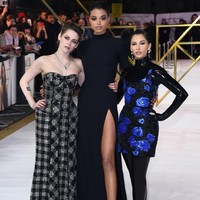 Giliran London, Inggris, yang menjadi tuan rumah premier film Charlies Angels, Rabu (20/11/2019). Momen spesial tersebut pun tak dilewatkan oleh ketiga pemeran Angels, yakni Kristen Stewart, Naomi Scott dan Ella Balinska. Masing-masing unjuk gigi dengan gaya yang maksimal. (Foto: Gareth Cattermole/Getty Images)